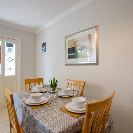 120 - Two Bed With Parking Apartamento